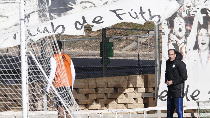 Entrenamiento del Valencia mientras sofocan el incendio de Fuente del Jarro (Paterna)