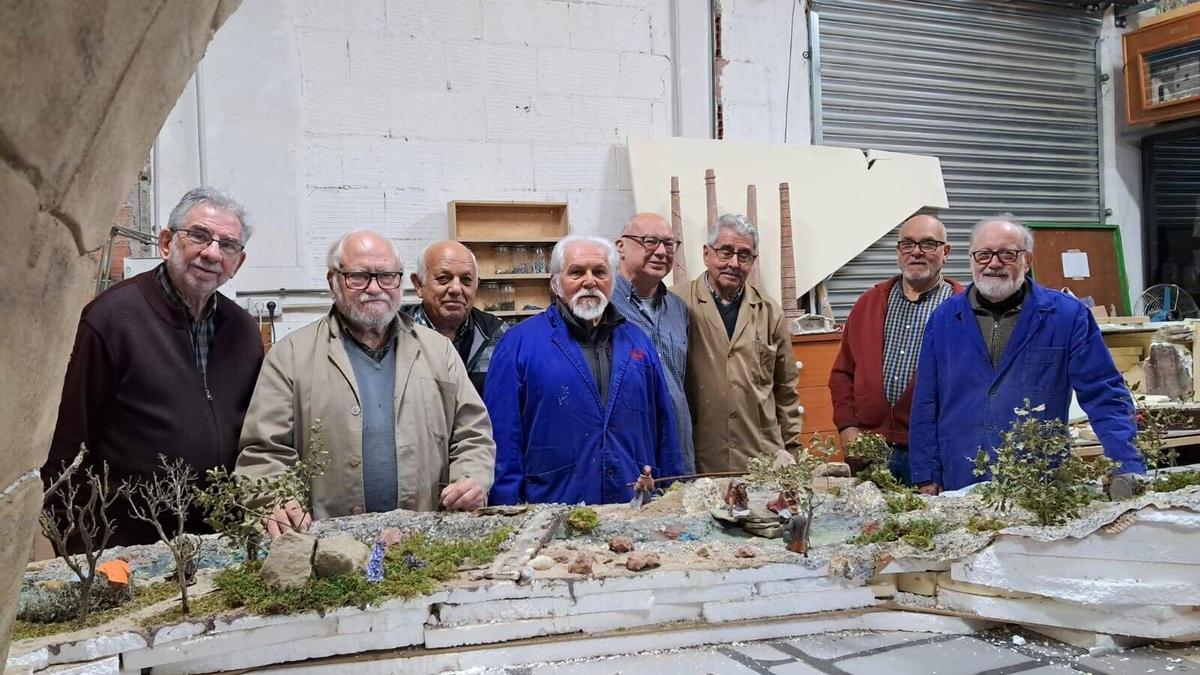 Integrants del Grup Pessebrístic de Manresa al taller de la Balconada on han fet la seva obra amb el president de l'entitat, Francesc Villegas