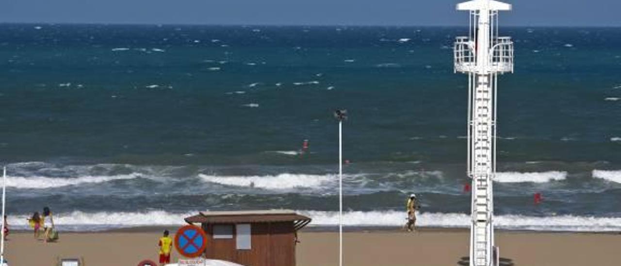 La bandera roja en las playas ilicitanas hizo que en la mayor parte del litoral la afluencia de bañistas fuera menor que el sábado.