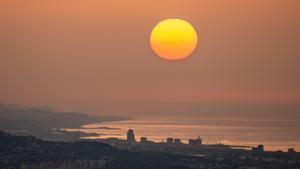 Barcelona vive una noche tórrida y 9 comunidades mantienen el aviso naranja