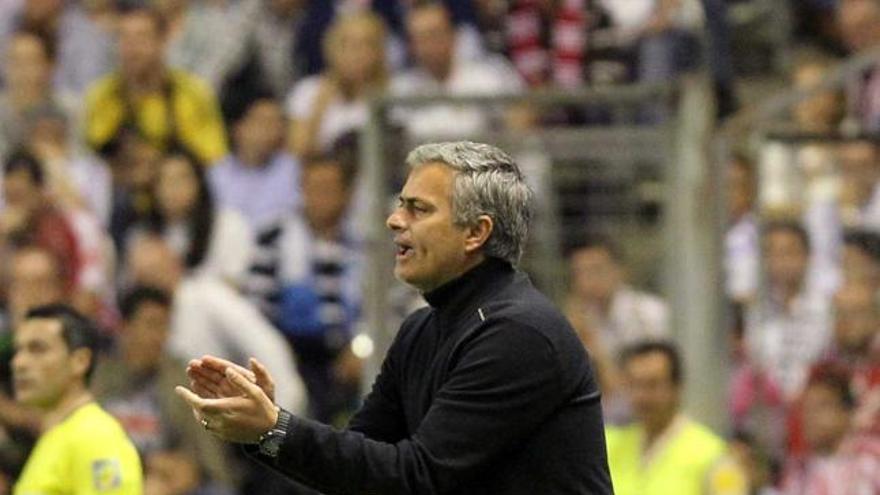 Mourinho anima a sus jugadores en el partido del domingo en San Mamés.