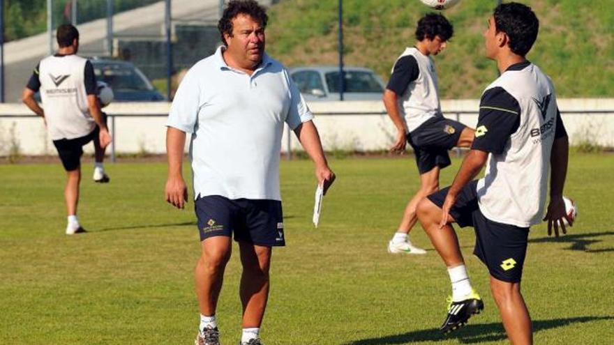 Milo Abelleira ante Richi en un entrenamiento en Príncipe Felipe. // Rafa Vázquez