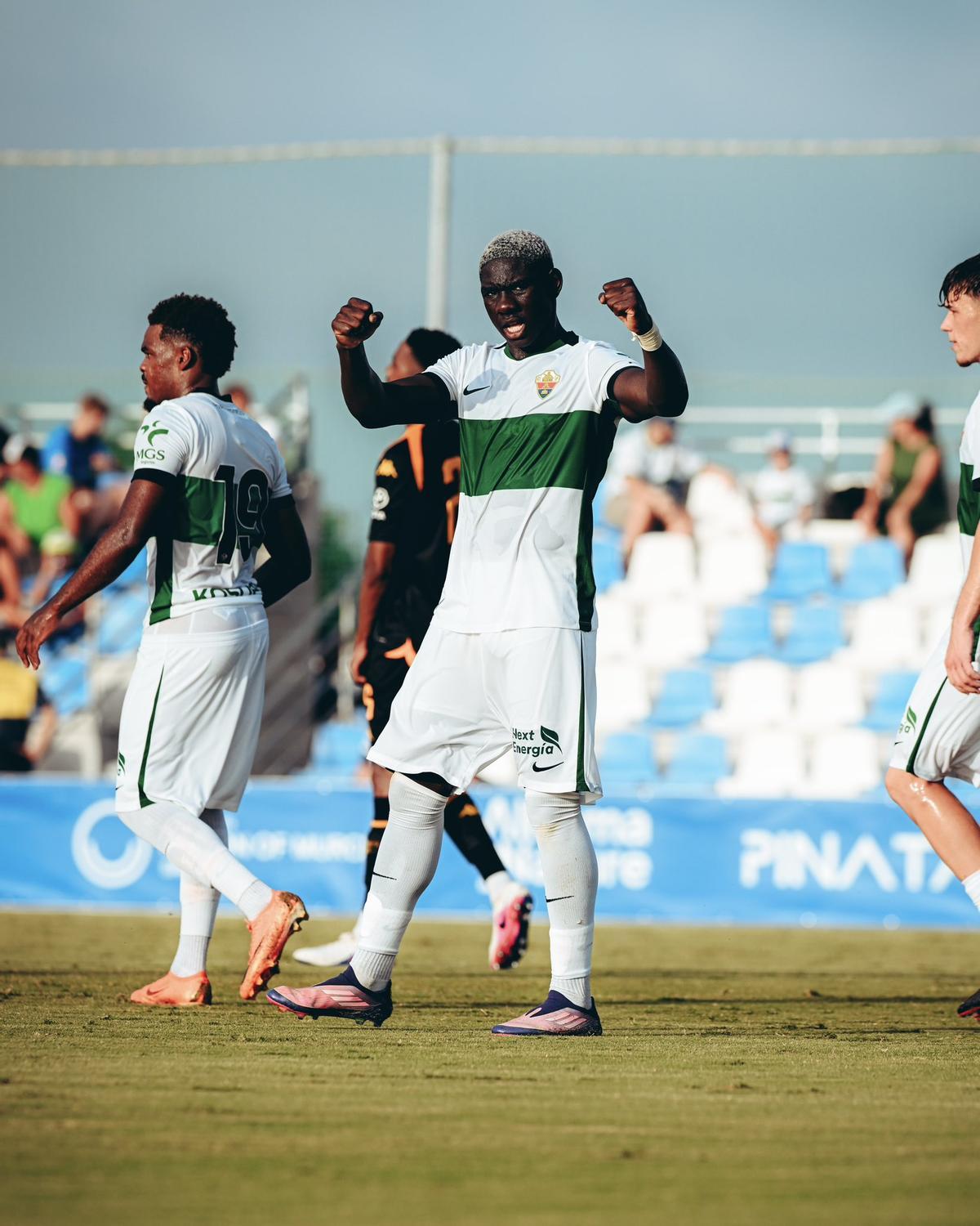 Umaru Konare celebra el gol al Kaizer Chiefs