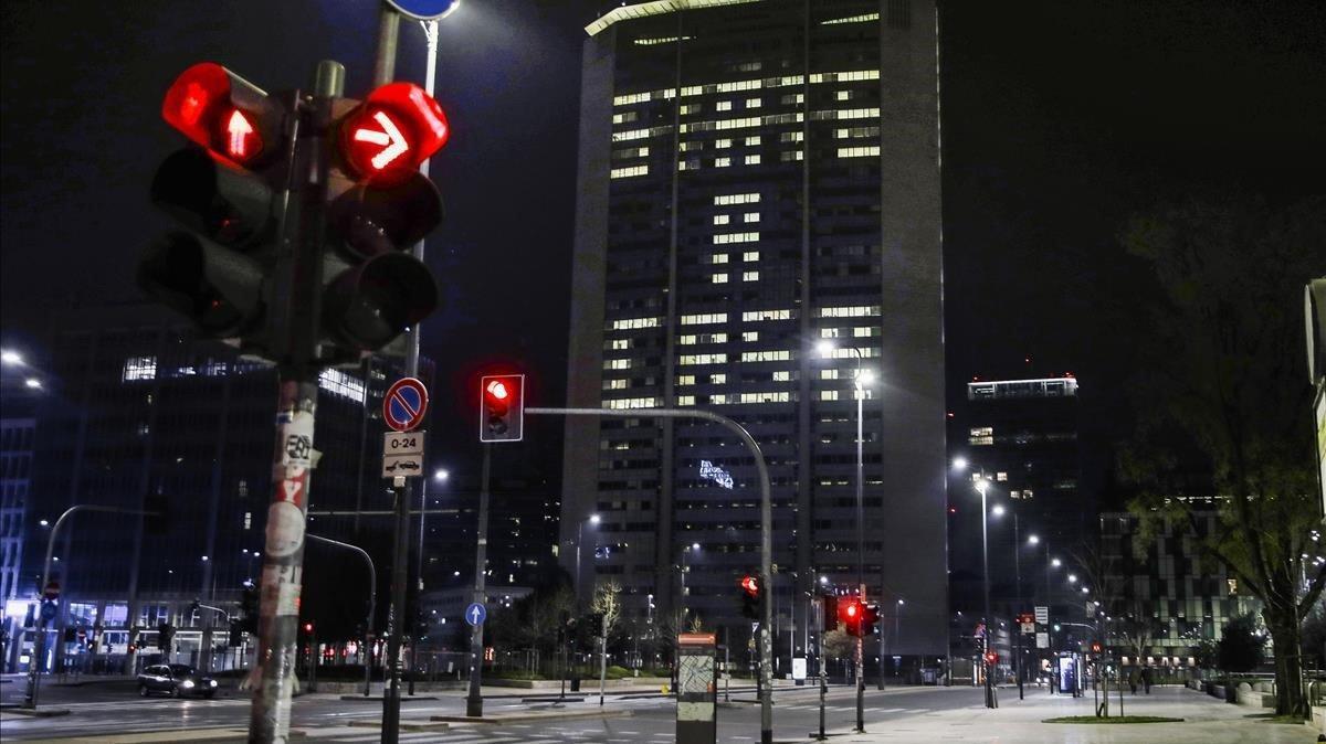Un cartel en el centro de Milán pide a los ciudadanos que se queden en casa para evitar la propagación del coronavirus.