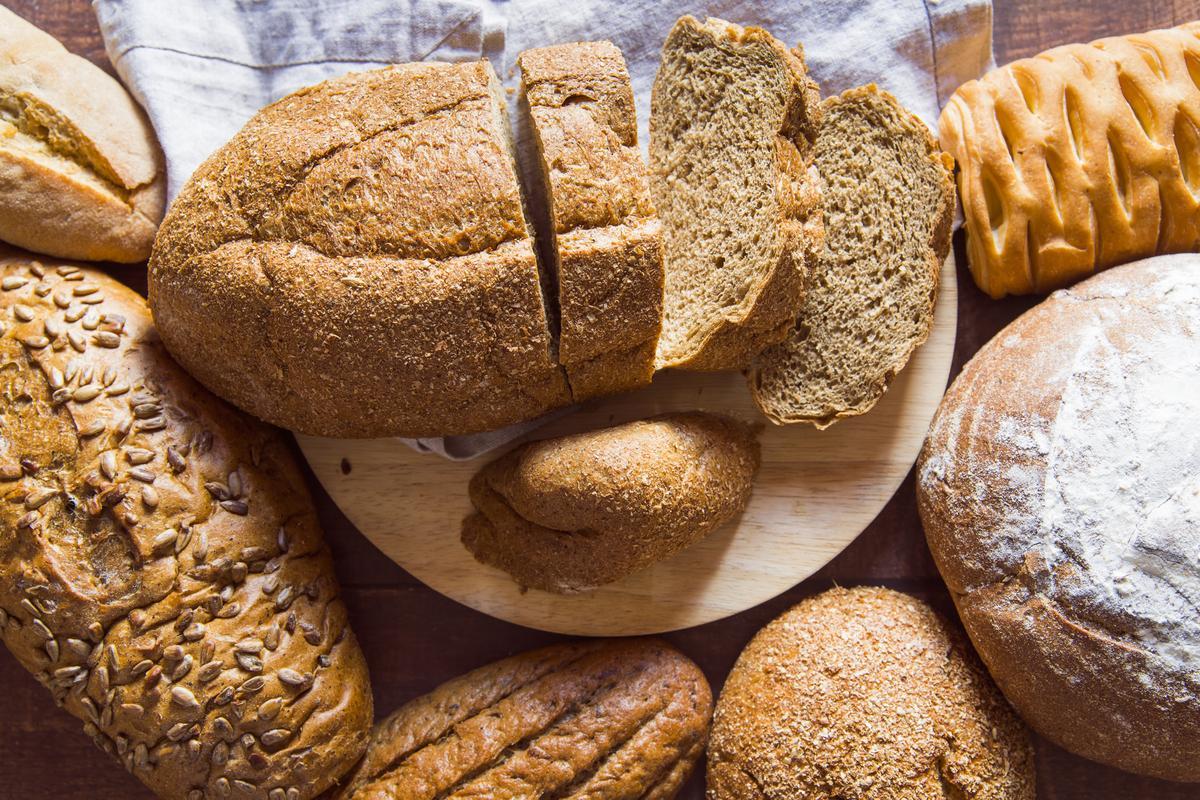 El pan destaca por su alto contenido en fibra y carbohidratos, por lo que controla el apetito y ayuda al sistema digestivo