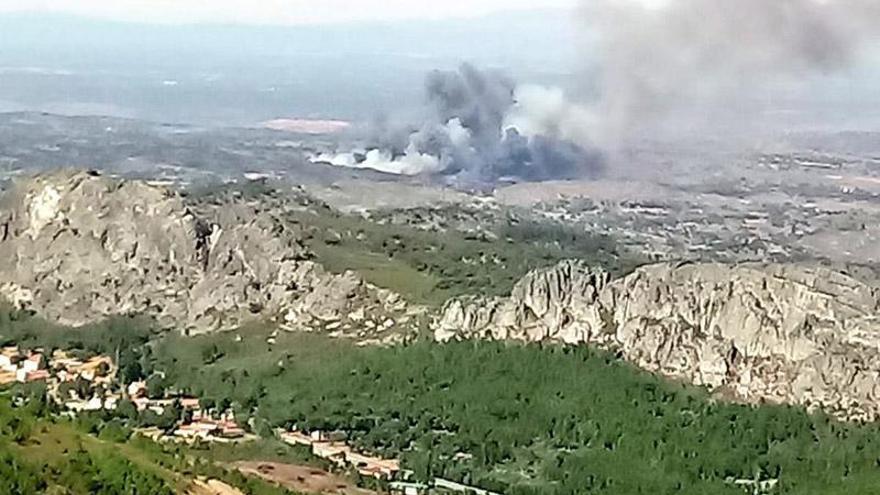 Declarado el nivel 1 de peligrosidad por un incendio entre Portugal y Valencia de Alcántara