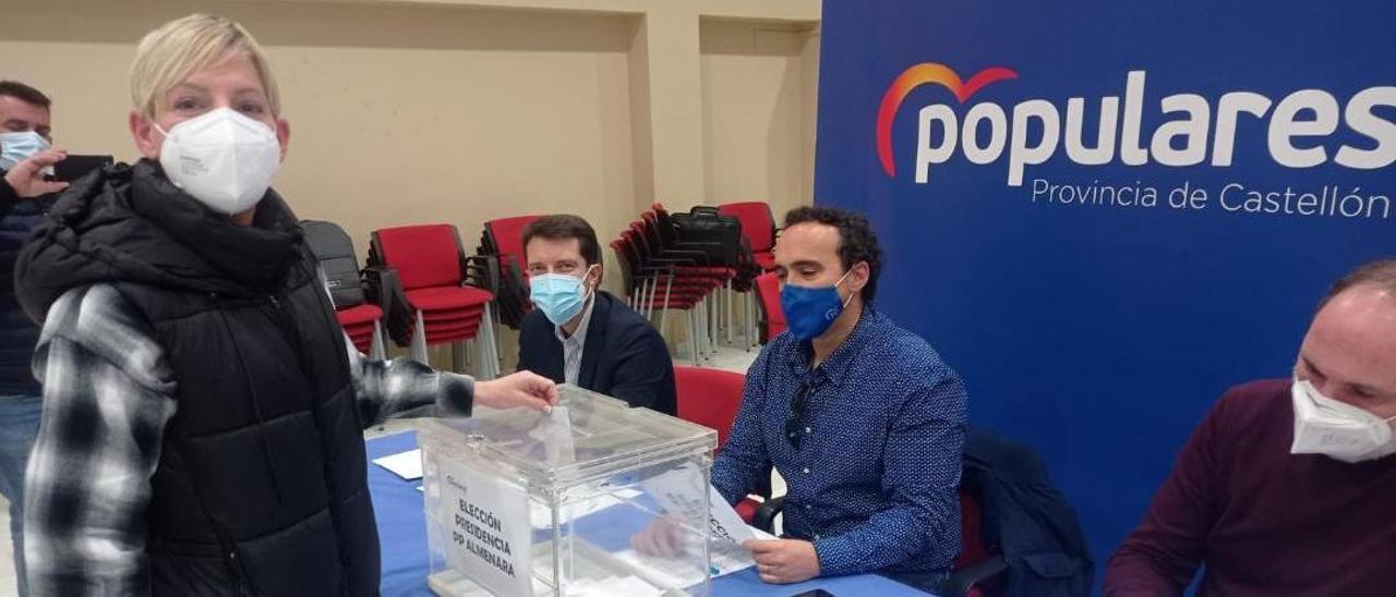 La nueva presidenta del PP de Almenara, Marisa Marí, durante el momento en que ha depositado su voto en la urna electoral.