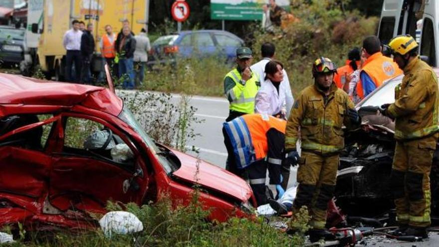 Bomberos y sanitarios atienden a las víctimas del accidente en Catoira. / iñaki abella