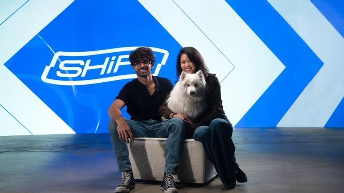 Bruno Saavedra, Kim Xrossing y la perrita Tofu en su local SHiFT Midtown en Nueva York.
