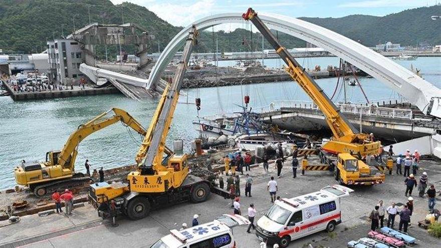 Espectacular caída de un puente en Taiwán