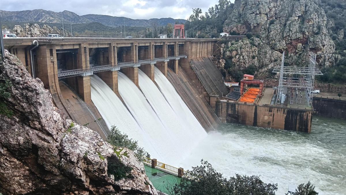 Vídeo | Así alivia agua el embalse de García de Sola