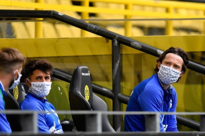 Las imágenes del Borussia Dortmund-Schalke 04, primer partido tras la pandemia.