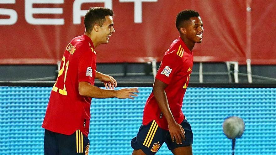 Ansu Fati celebra su primer gol con España junto a Sergio Reguilón, ayer.