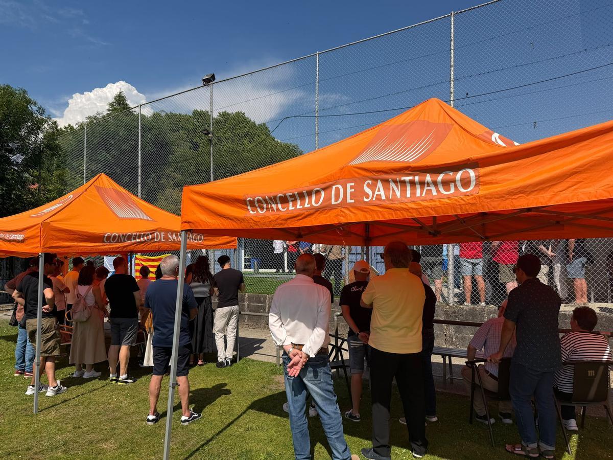 Carpas habilitadas desde el Concello de Santiago para los asistentes al acto de este sábado en las instalaciones del campo de fútbol de A Merced