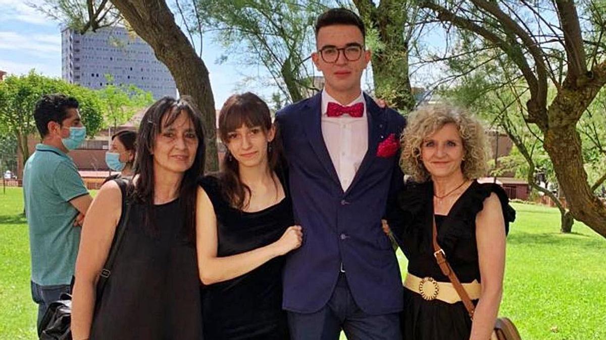 Ángela González Ramos, el día de la graduación con su novio y las madres de ambos.