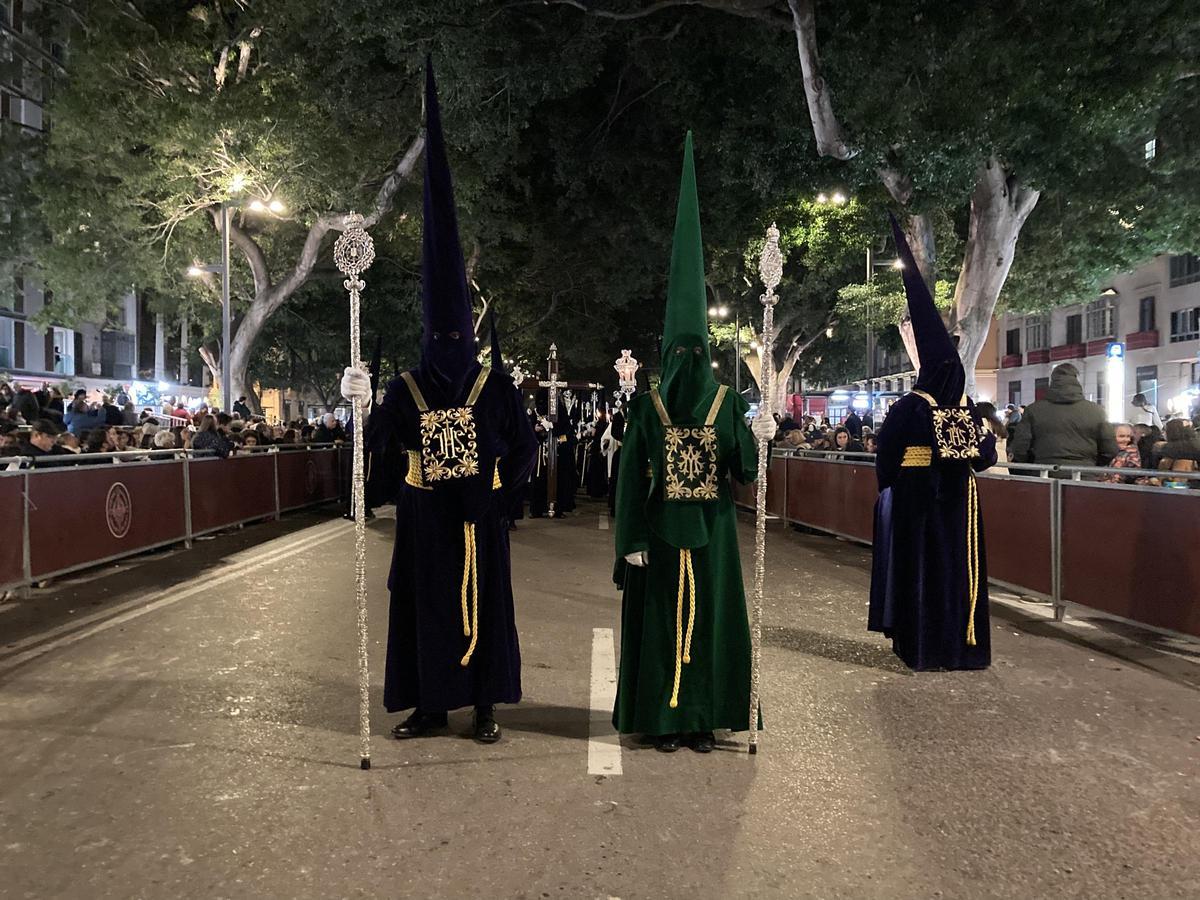 La cruz guía de la Esperanza entra en la plaza de la Marina.