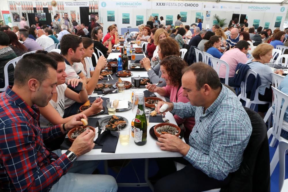 La cita gastronómica por excelencia de Redondela supera los 9.000 kilos de cefalópodo vendidos y rompe la barrera de las 30.000 personas bajo la carpa