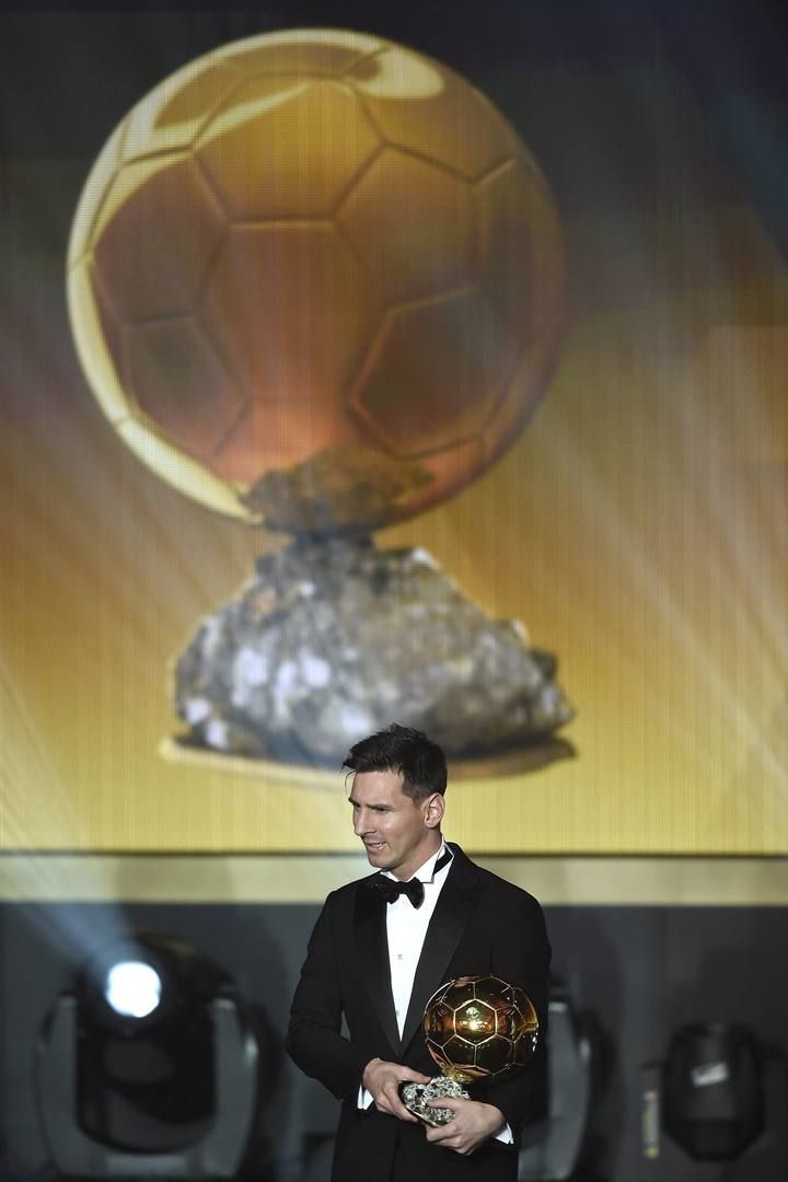 Leo Messi, saludado de forma deportiva por Cristiano Ronaldo, recibió su quinto Balón de Oro en Zurich