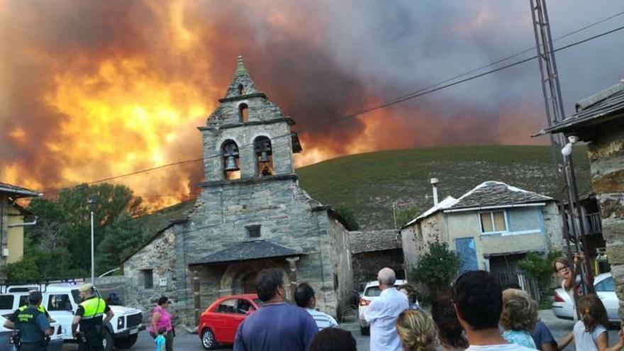 Sin control el incendio forestal de León