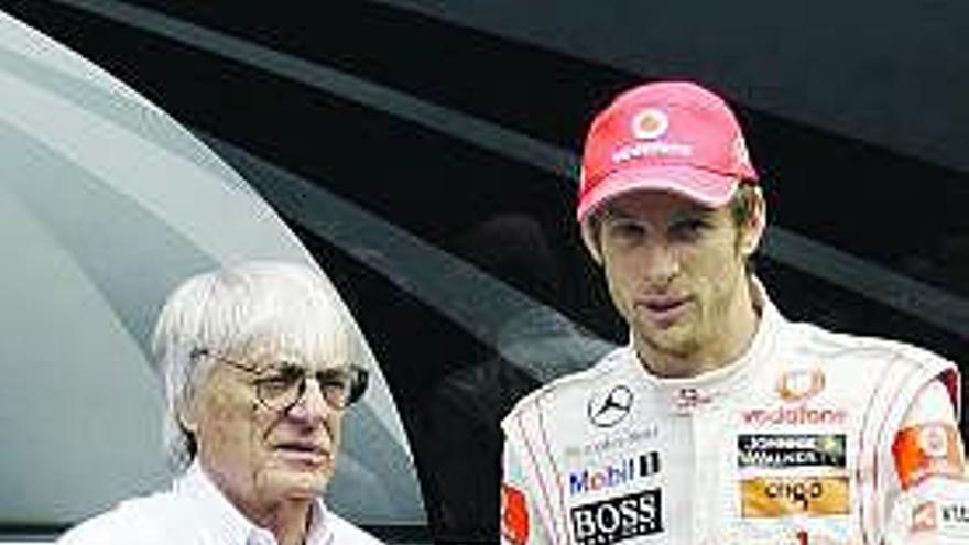 Ecclestone y Button, a la izquierda; arriba, Carlos Sainz hablando por teléfono en el paddock, y debajo, Emilio Botín.