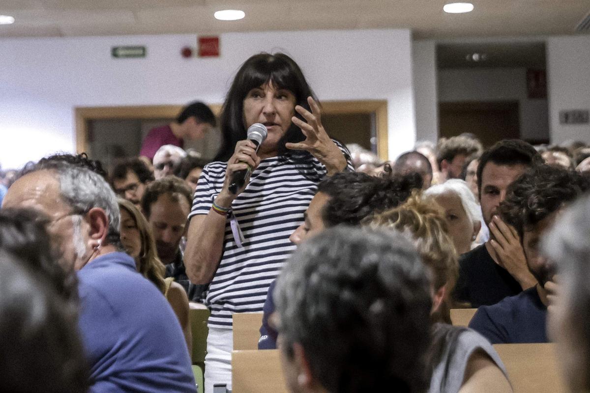 FOTOS | Así ha sido la asamblea ciudadana contra la masificación turística en el IES Sineu