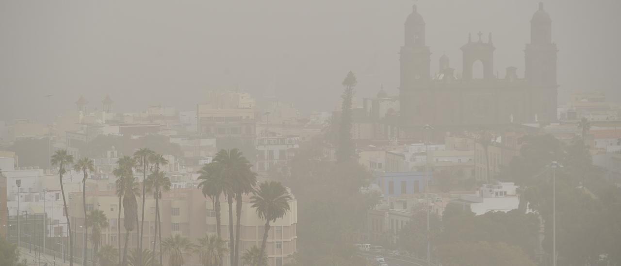 La calima asfixia Gran Canaria