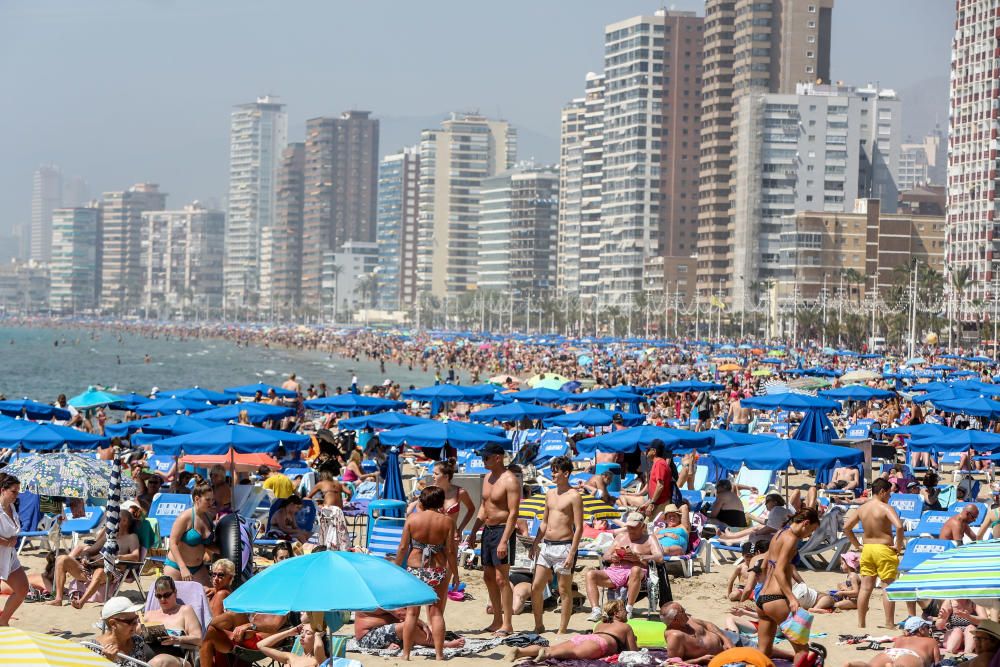 Los turistas aprovechan el buen tiempo del primer día de la Semana Santa