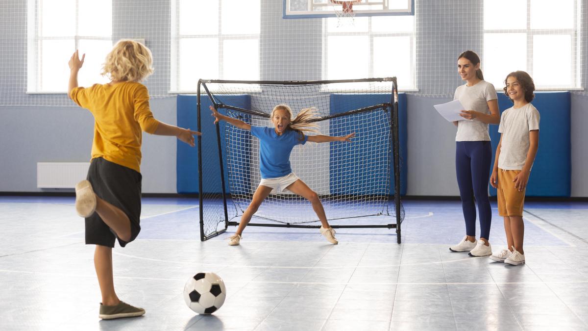 Infants practicant esport en una classe extraescolar