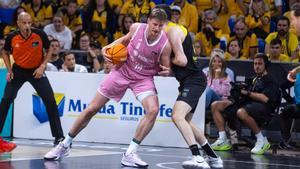 Artem Pustovyi, ante Gio Shermadini en el primer asalto de la serie