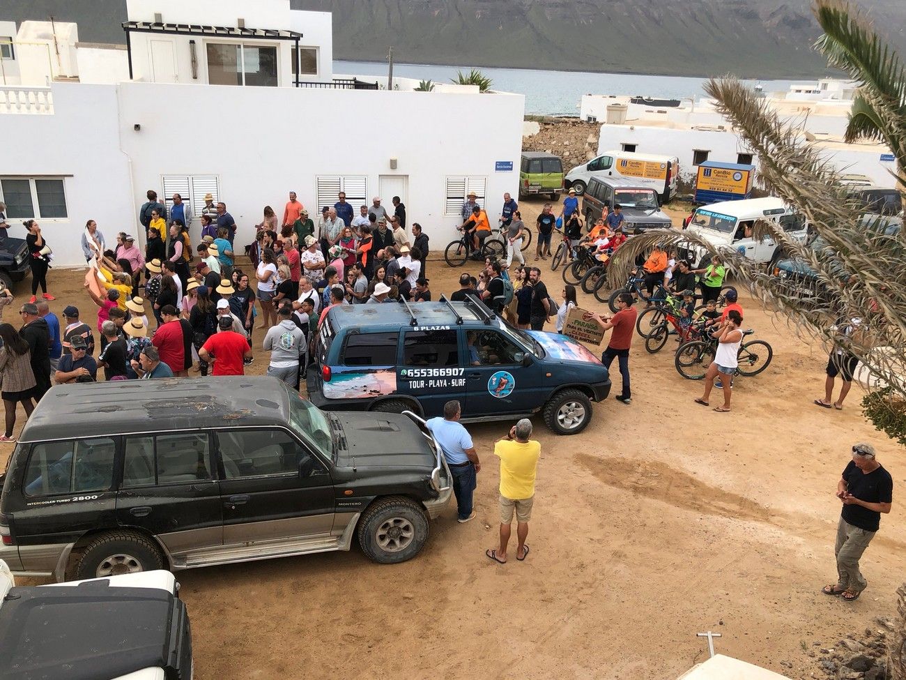 Manifestación en La Graciosa en contra del cierre del acceso a playa La Lambra