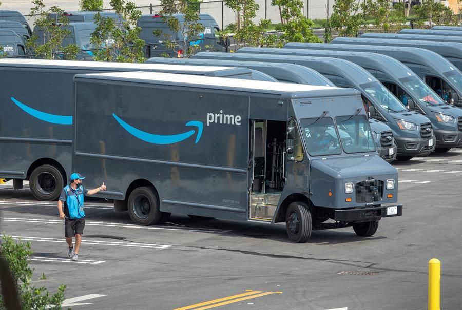 Furgonetas de reparto de Amazon, en uno de sus almacenes en Miami.