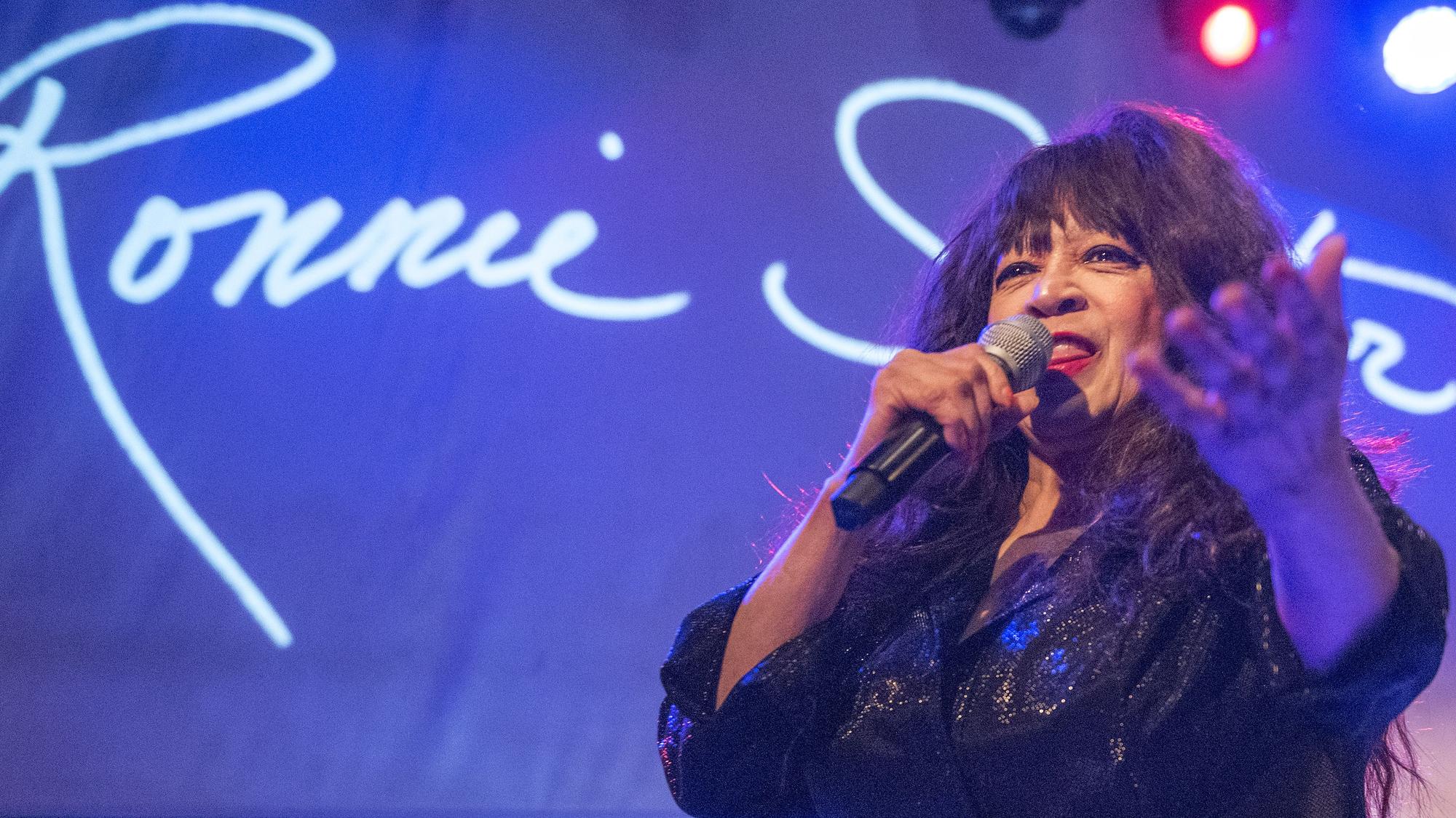 Ronnie Spector, actuando en Barcelona en 2018.