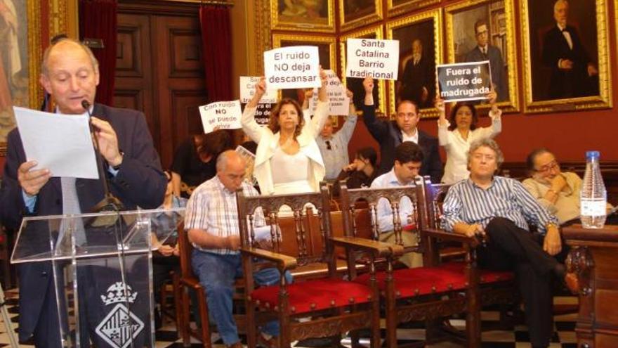 Pere Felip, con vecinos protestando por las obras.