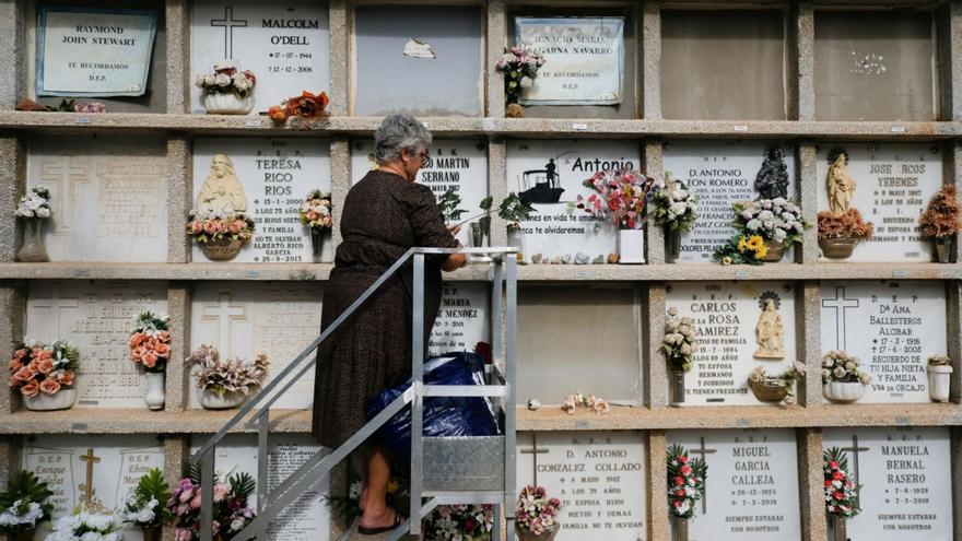 Málaga sufraga un centenar de entierros de beneficencia al año