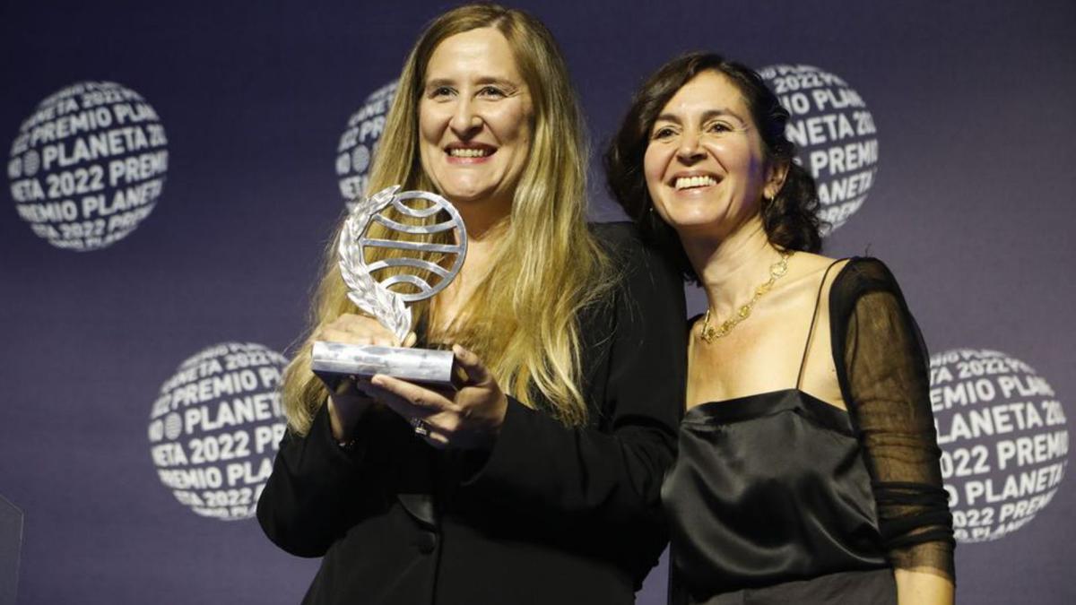 Luz Gabás y Cristina Campos, ganadora y finalista del Premio Planeta 2022.