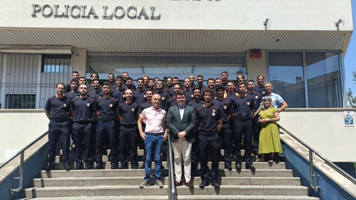 Acto de presentación de los aspirantes a bombero, celebrado en la OAC de Sant Ferran.
