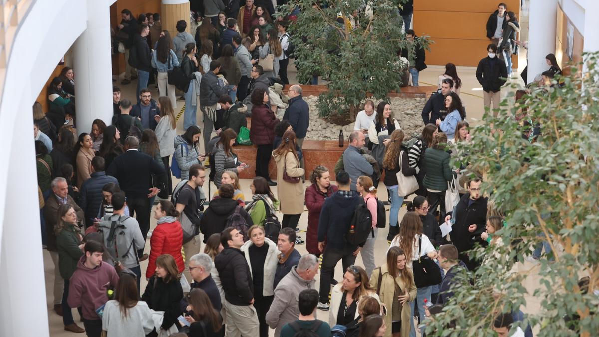 Los aspirantes, minutos antes del examen.