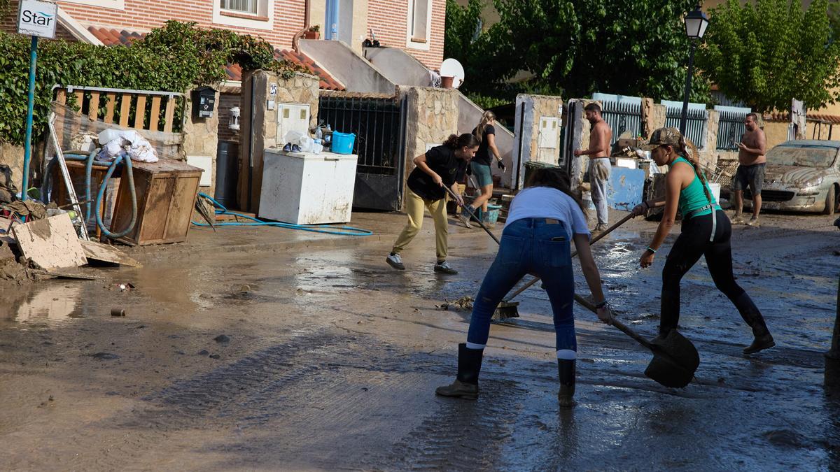 Personas limpiando los efectos de inundaciones