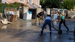 Varias personas colaboran en las labores de limpieza de viviendas afectadas por las inundaciones provocadas por la DANA, a 5 de septiembre de 2023, en Villamanta, Madrid (España). La depresión aislada en niveles altos de la atmósfera (DANA) que ha pasado
