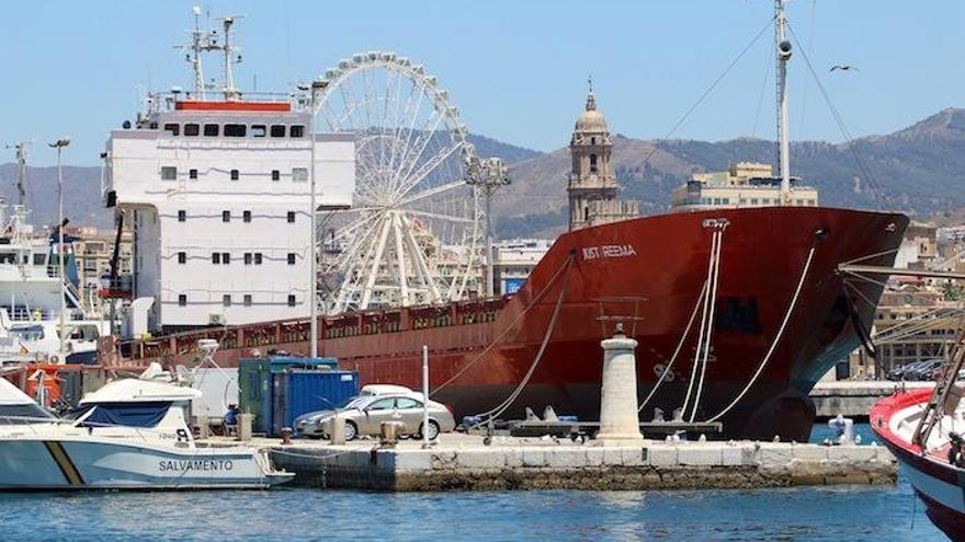 El barco, en el puerto.