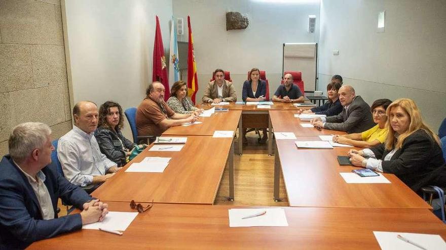 El alcalde con los ediles del cogobierno municipal ayer en la reunión de presupuestos. // Carlos Peteiro