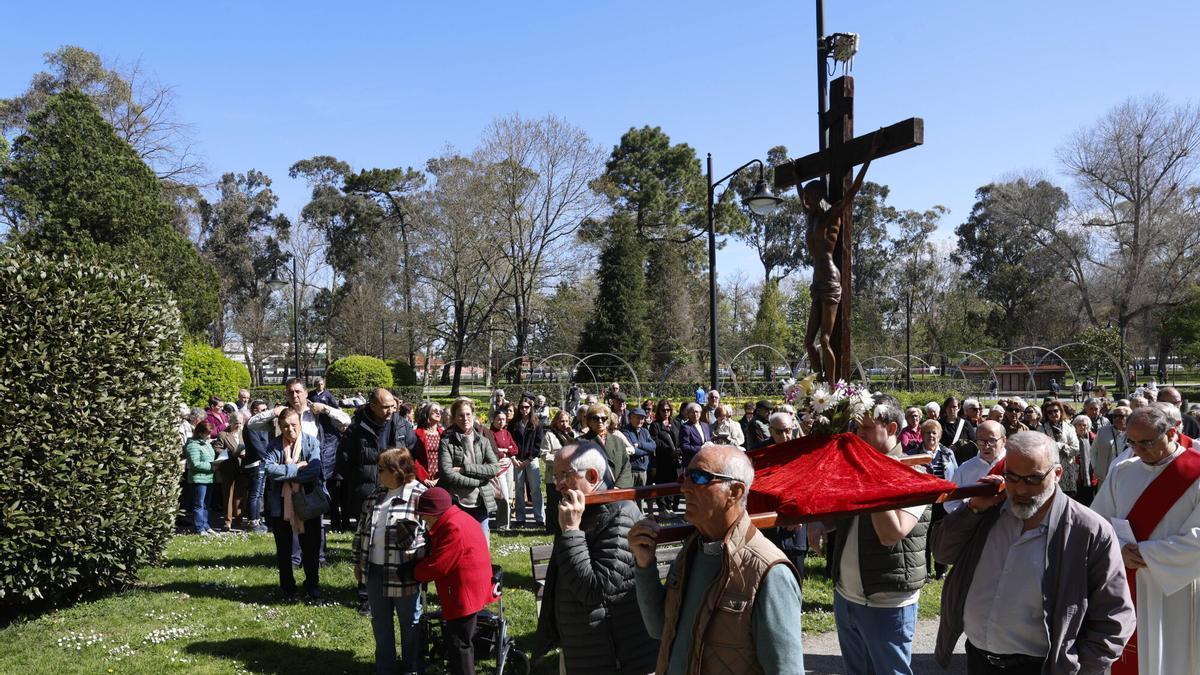 VÍDEO: El arciprestazgo de Gijón celebra un vía crucis en el parque de Isabel la Católica