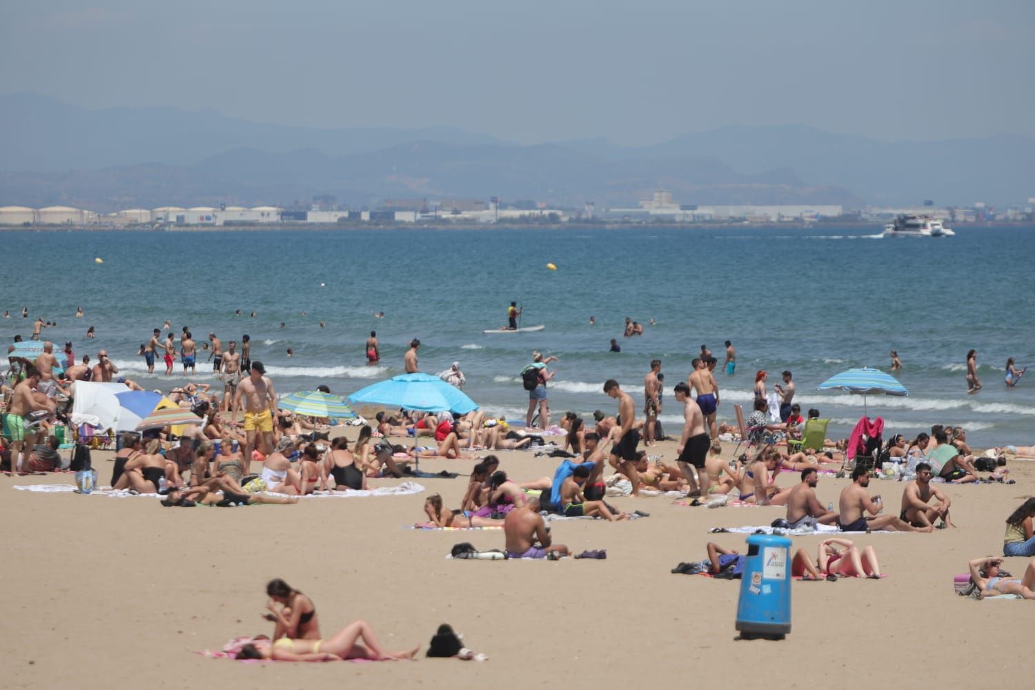 La playa de la Malvarrosa, abarrotada a finales de mayo