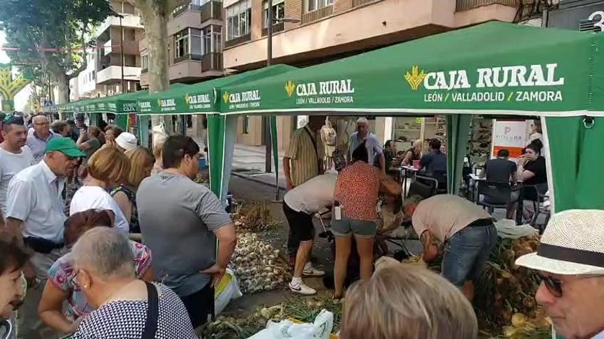 Animación y mucho movimiento en las primeras horas de la Feria del Ajo