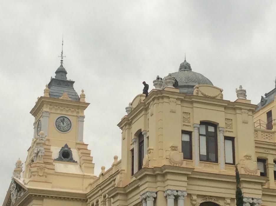 La cumbre se celebra en el Ayuntamiento de Málaga, por lo que el entorno del consistorio y todo el Paseo del Parque se encuentran bajo fuertes medidas de seguridad desde primera hora.