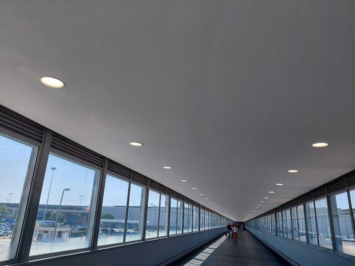 Pasarela que conecta Rodalies con la T2 del aeropuerto de Barcelona-El Prat, renovada tras tres meses de trabajos de Renfe.