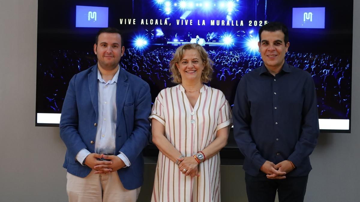 De izquieda a derecha: el concejal de Fiestas y Tradiciones Populares, Antonio Saldaña, la teniente de alcaldesa y concejala de Turismo de Alcalá de Henares, Isabel Ruiz Maldonado y el promotor José Torrano