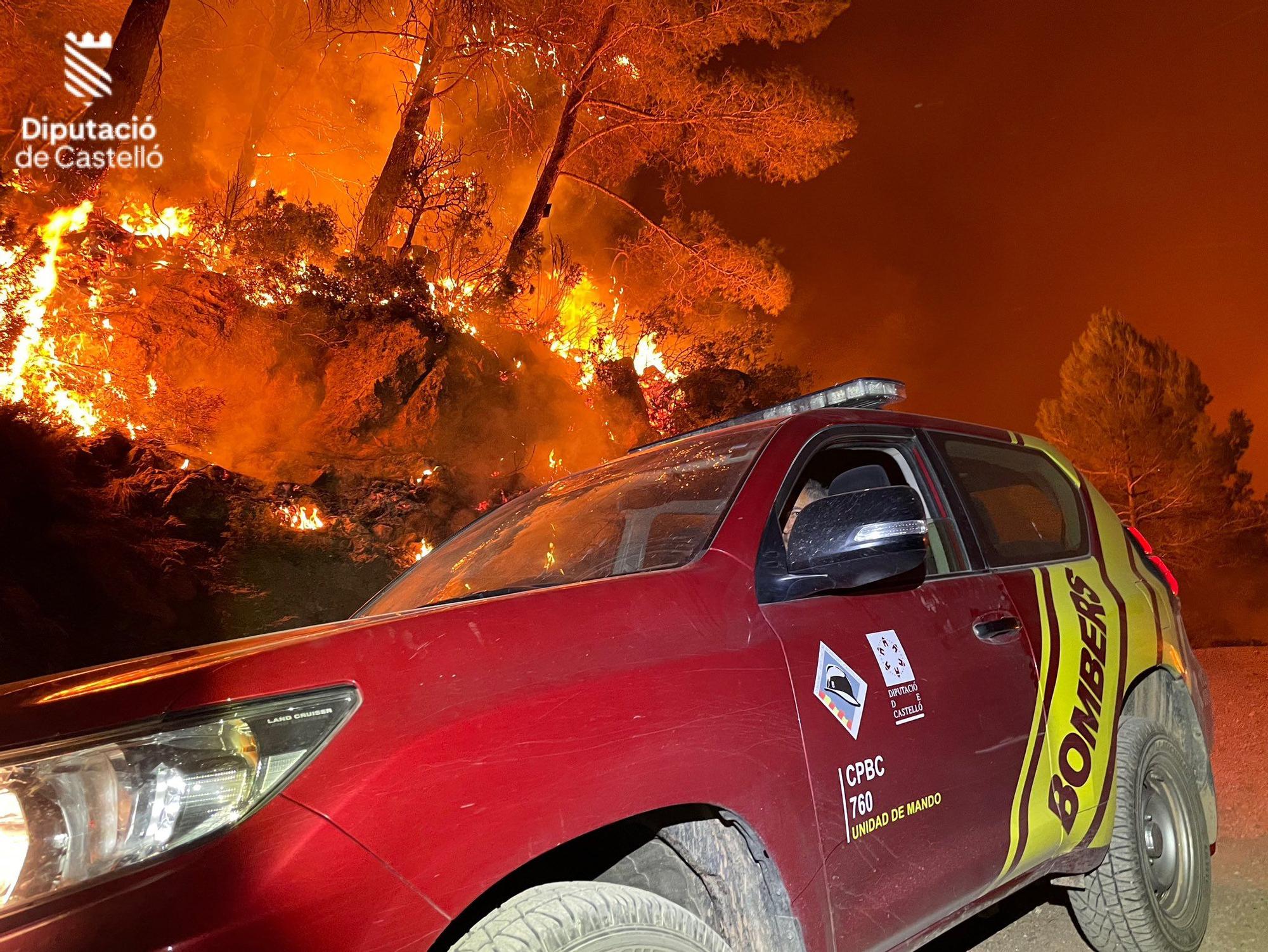 Las fotografías del virulento incendio forestal en Villanueva de Viver