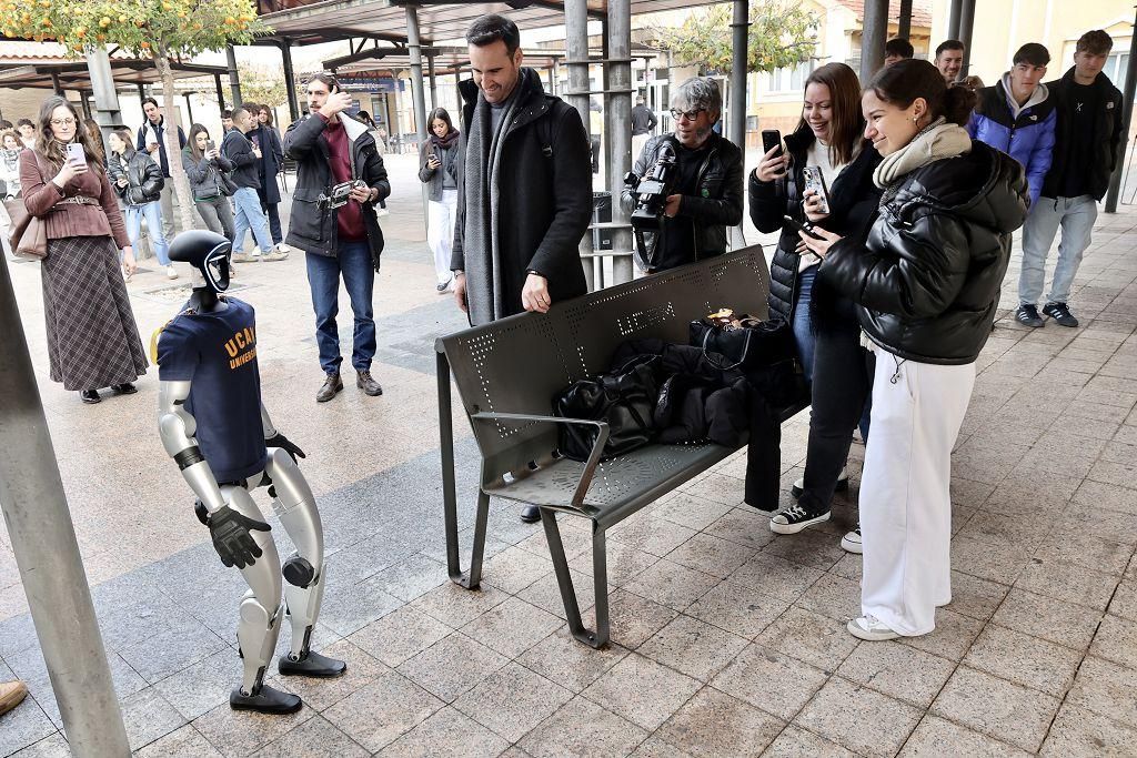 La demostración de los dos robots que han estado este martes en el Campus de Los Jerónimos de la UCAM, en imágenes
