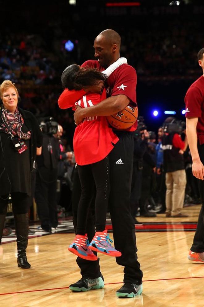 Kobe Bryant junto a su hija Gianna durante el NBA All-Star Game 2016 en el Air Canada Centre  el 14 de febrero de 2016 en Toronto.